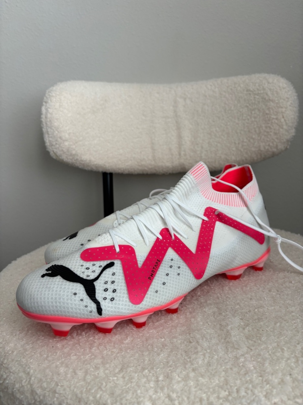 PUMA SOCCER CLEATS - Picture 3 of 6